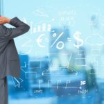 Affärsman som tittar på ekonomin