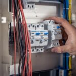 Elektriker vid strömbrytare