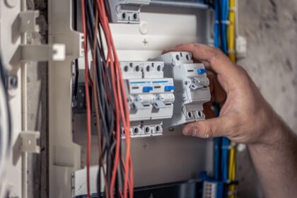 Elektriker vid strömbrytare